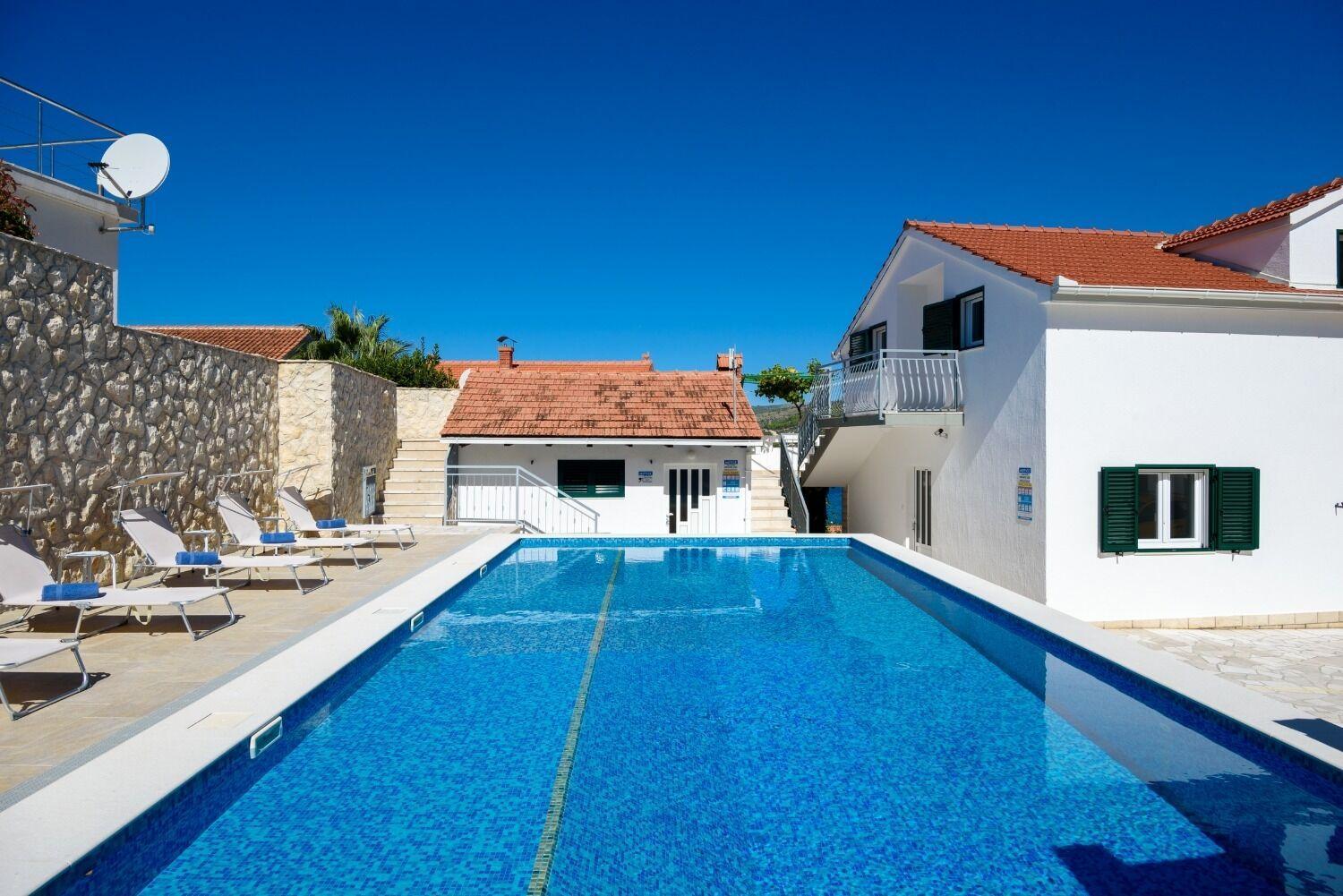 Apartments Bisernica-With Pool Ražanj Extérieur photo